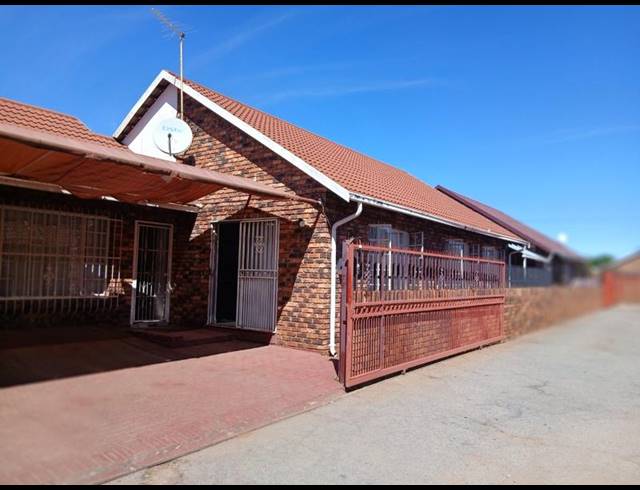 3 BEDROOM TOWNHOUSE FOR SALE IN HELIKONPARK